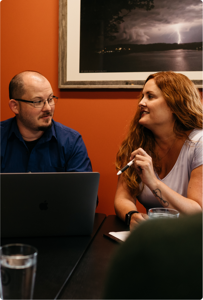 linkedin-sales-navigator-hrhjn6ZTgrM-unsplash 1(5) Man and woman sitting at a computer having a conversation