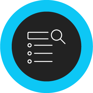 White icon of a list with a magnifying glass on a black circular background with a blue outline.