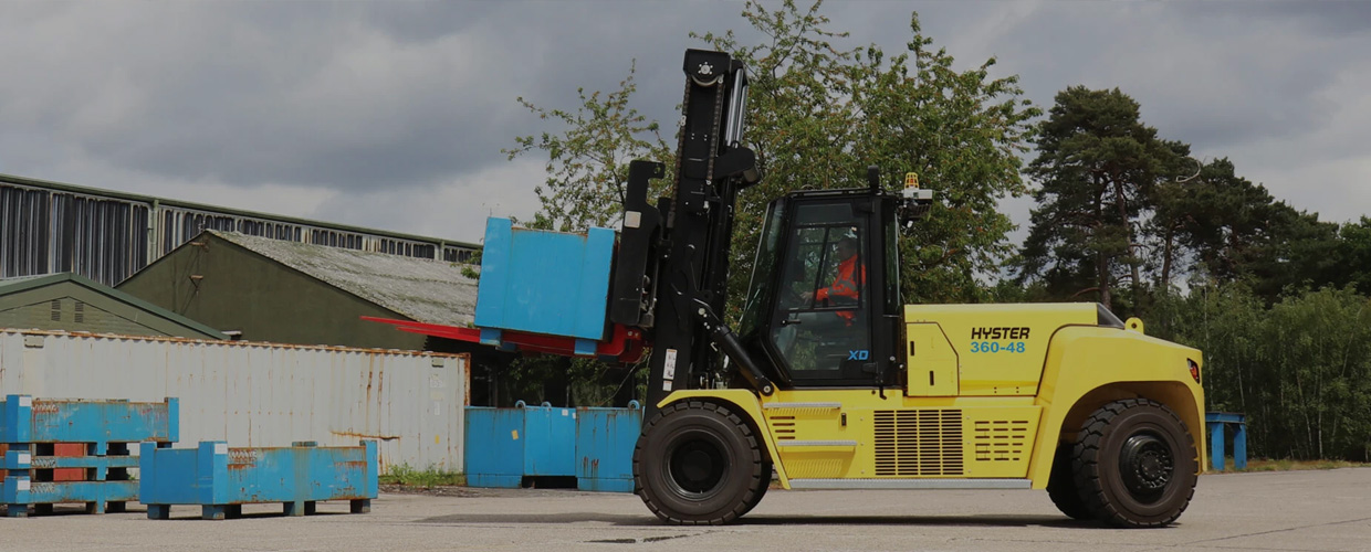 HYMH Ecommerce - hero A Hyster truck lifting a blue container